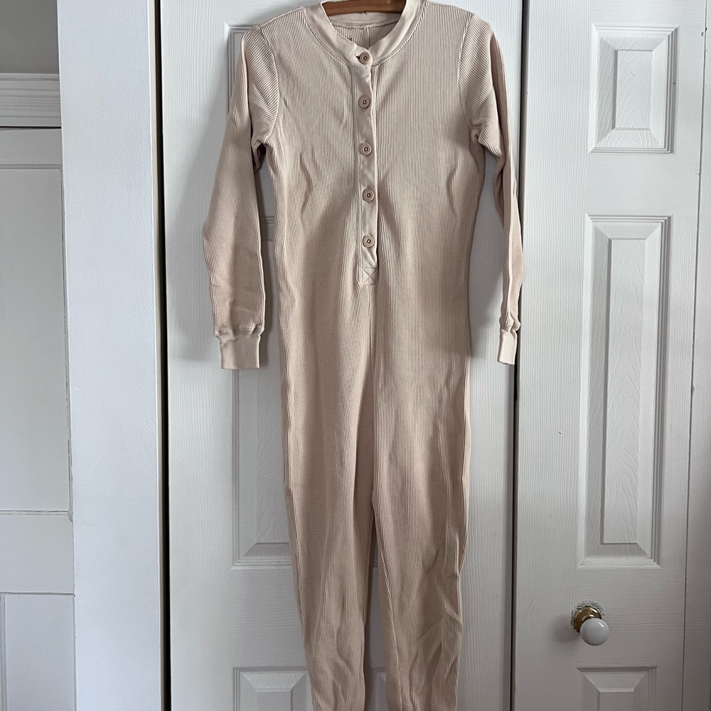 3/$250🪴— Fin & Vince Cream 100% Organic Cotton Waffle Onesie Adult size M